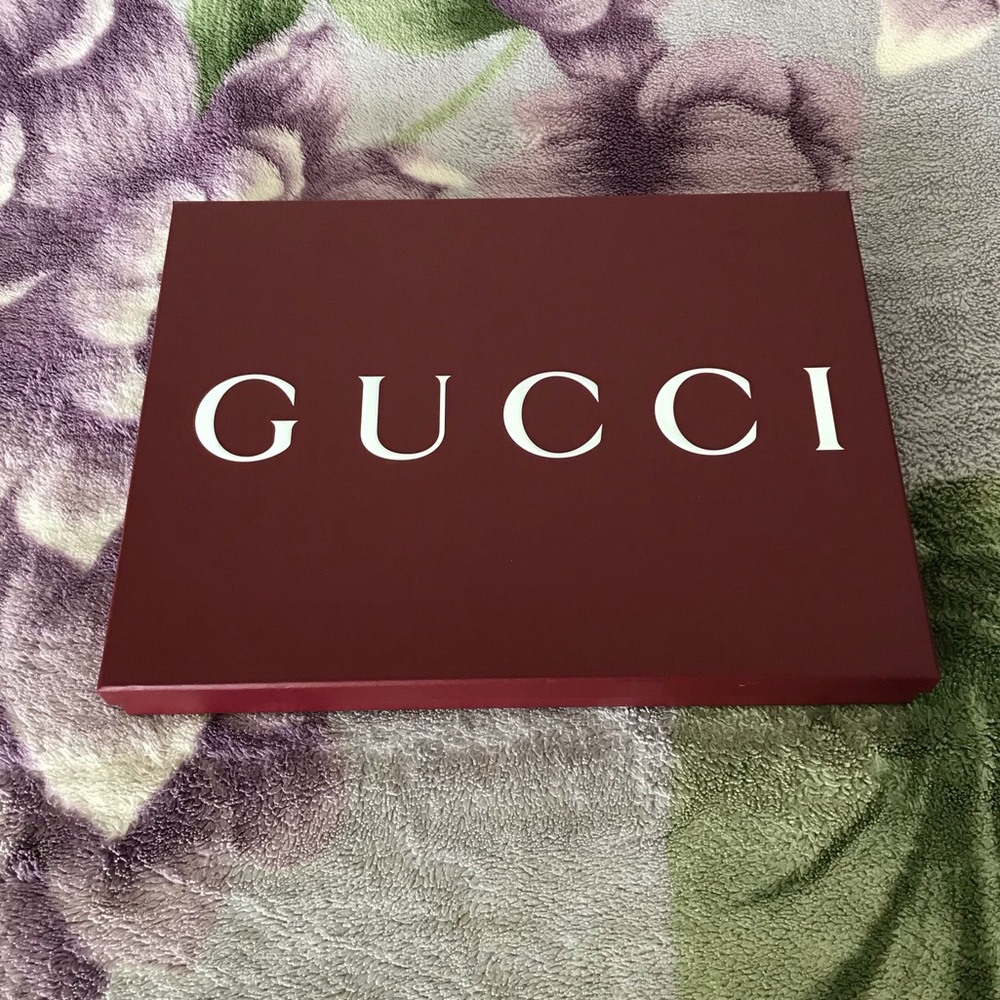 Dark Red Gucci Box - Picture 2 of 13
